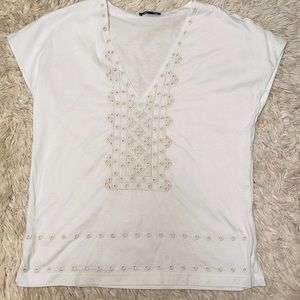 Short sleeved v neck shirt with embroidery detail